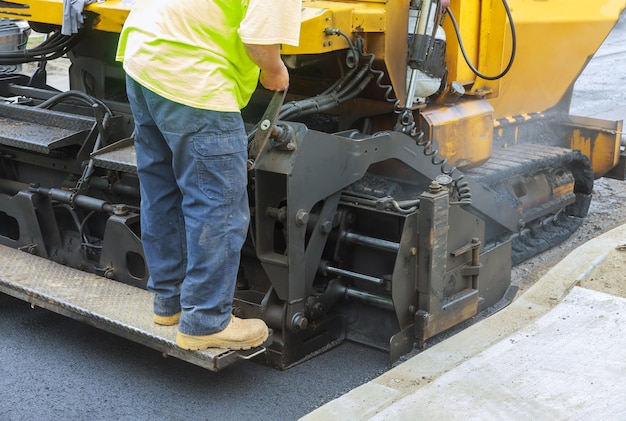 Photo industrial machinery working with asphal industrial laying fresh asphalt