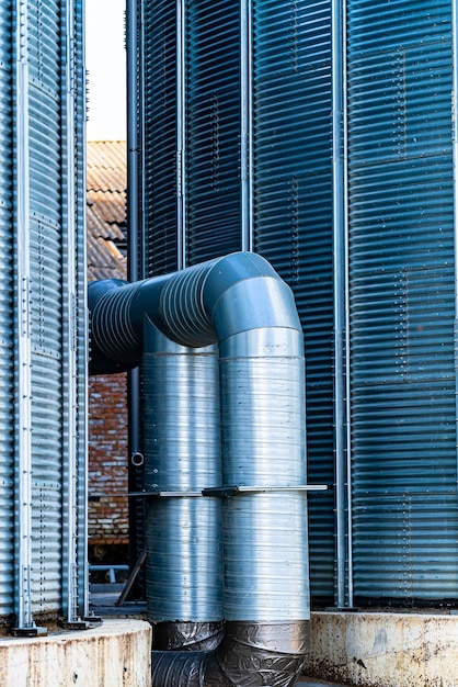 Foto tubi industriali in metallo per il flusso dell'aria e il condizionamento dell'aria nello stabilimento industriale mantenere l'aria fresca e pulita per motivi di salute e sicurezza ambiente di lavoro sano e pulito per il lavoro