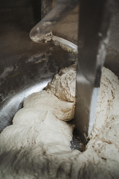 Foto impastatrice industriale con gancio in acciaio inox per la preparazione di impasti di pane fresco in un panificio