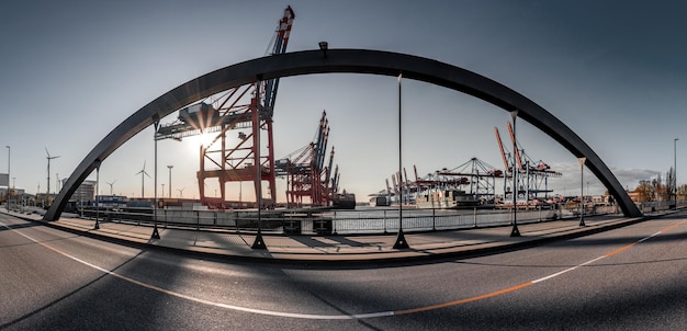 Foto panorama industriale da un terminal di container ad amburgo