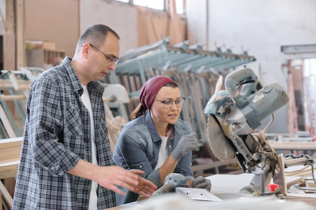작업 남자와 여자, 가구 가구 만드는 생산의 산업 초상화.