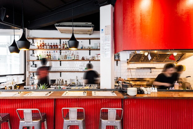 Bancone da cucina industriale rosso decorato in stile loft tra cui legno, parete bianca e lamiera ondulata di zinco rossa.