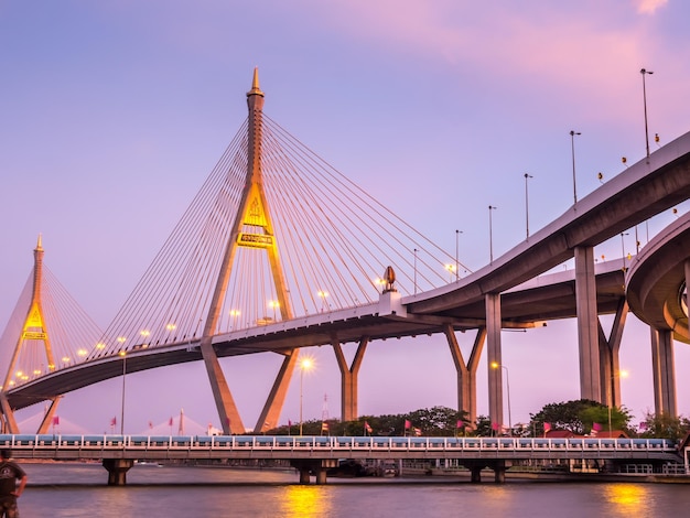 Промышленные кольцевые мосты, означающие тайское слово «Бхумифол», пересекают реку Чаопхрая в Бангкоке.