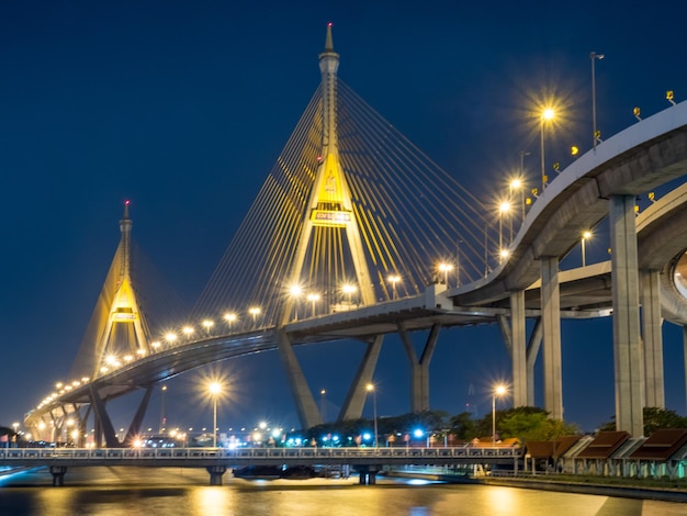 Промышленные кольцевые мосты, означающие тайское слово «Бхумифол», пересекают реку Чаопхрая в Бангкоке.