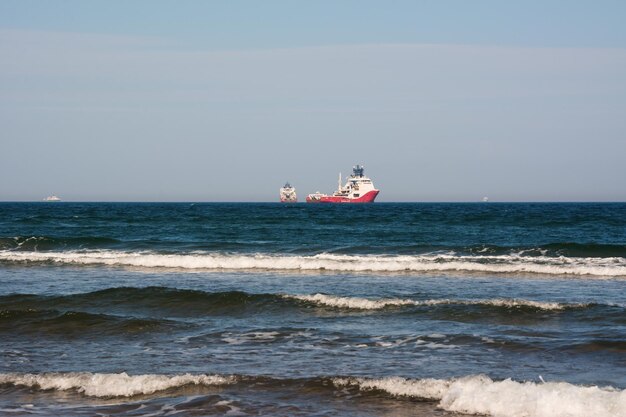 写真 産業船が海を航海する 青い海の波 海の交通で自然の風景