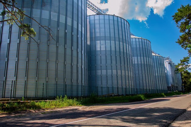 Foto serbatoi per liquidi industriali verticali in acciaio inossidabile all'aperto