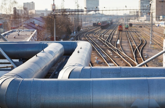 パイプラインと鉄道路線を備えたインダストリアル ビュー