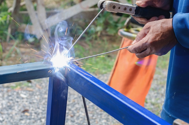 Foto lavoratore dell'industria al primo piano della saldatura della fabbrica nessuna sicurezza