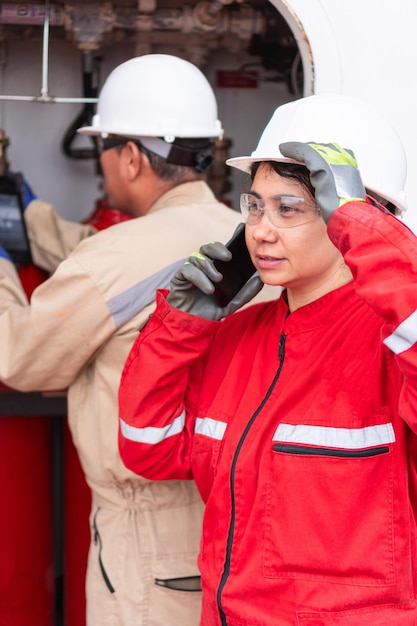 Foto ingegnere dell'area di lavoro industriale su chiamata mentre il partner gestisce i macchinari