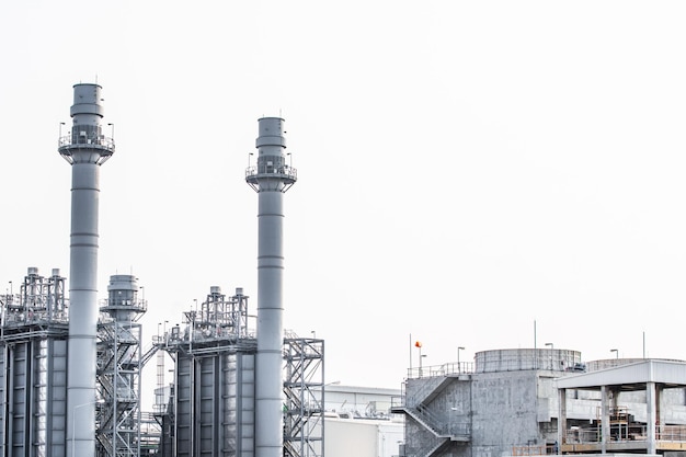 Foto zona industriale,l'attrezzatura della raffinazione del petrolio,primo piano delle condutture industriali di un impianto di raffineria di petrolio,dettaglio dell'oleodotto con valvole in una grande raffineria di petrolio.