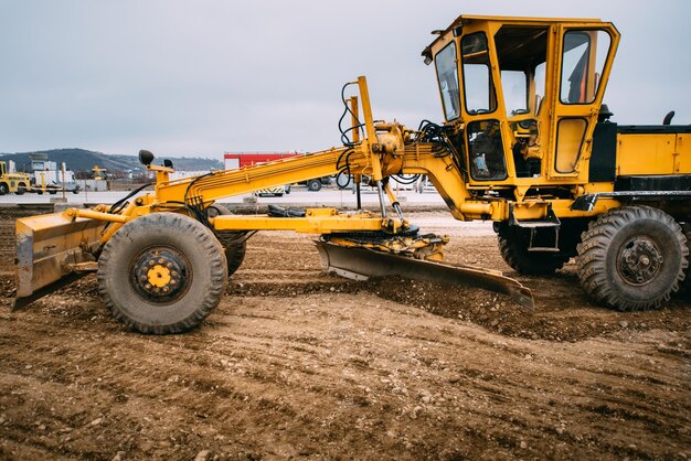 Industriedetails bouwplaats gele bulldozer nivellering en bewegende grond tijdens snelwegbouw