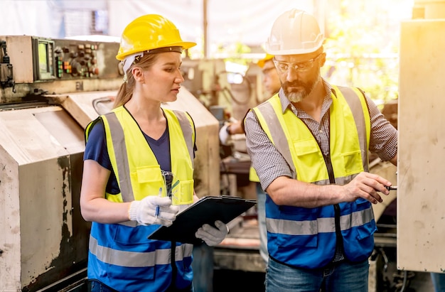 Industrieel fabrieksconcept. Engineering met technicus en werknemer die machines bedient en onderhoudt.