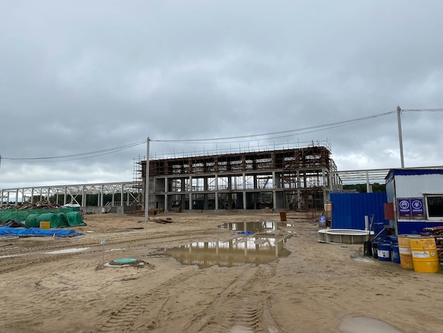 Industrieel fabrieksgebouw in aanbouw