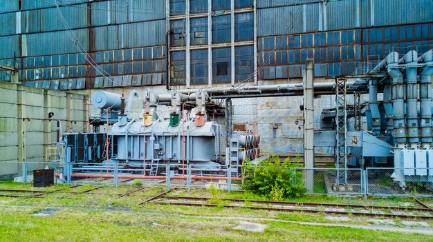 Industrieel gebouw met machines van de oude elektriciteitscentrale het grootste deel van een grote elektriciteitscentrale op een zonnige dag