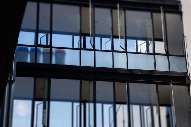 Industrieel gebouw op zonnige dag