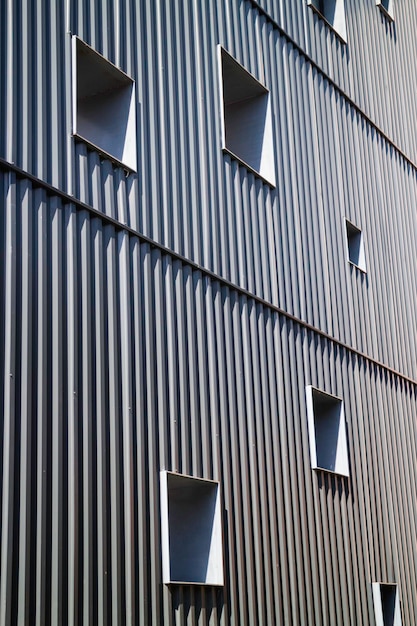 Industrieel gebouw op zonnige dag