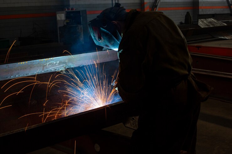 Industrieel in de fabriek lassen close-up vonken