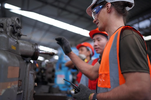 Industrieel ingenieurs in veiligheidshelmenWerk bij de fabriek voor de productie van de zware industrieIndustriële werknemer binnenshuis in de fabriek man aan het werk in een industriële fabriek