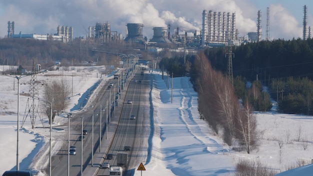 Industrieel landschap, fabriek met rookpijpen en gastoortsen, ecologisch concept