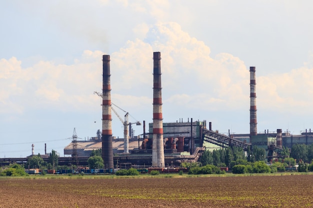 Industrieel landschap Gezicht op de fabriek in de regio Nikopol Dnepropetrovsk Nikopol Ferroalloy Plant is een producent van mangaanferrolegering en aanverwant materiaal in Oekraïne