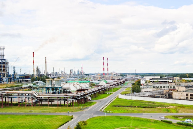 Industrieel landschap Panoramisch zicht op de technologische leidingen Installaties