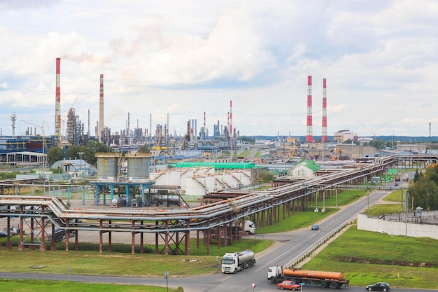 Industrieel landschap Panoramisch zicht op de technologische leidingen Installaties