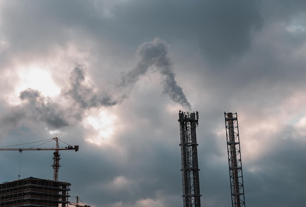 Industrieel landschap Rookpijpen en bouwplaats Bewolkte lucht Oekraïense energie en milieu