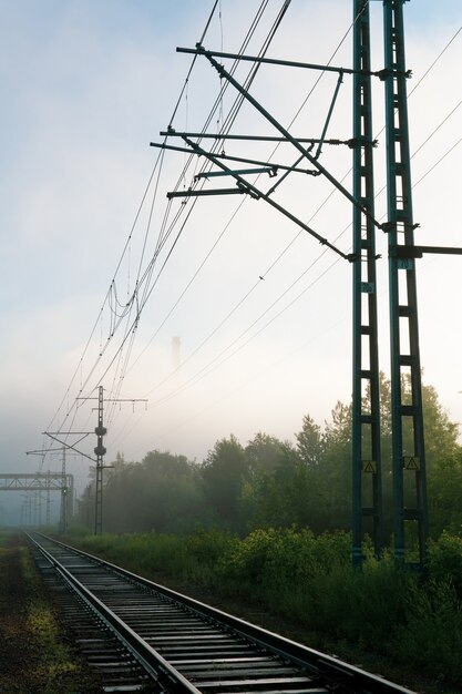 Industrieel landschap - spoorlijnen die de ochtendmist ingaan