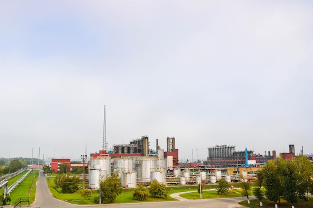 Industrieel landschapspanorama van productie Chemische fabrieken kolommen generatoren pijpen