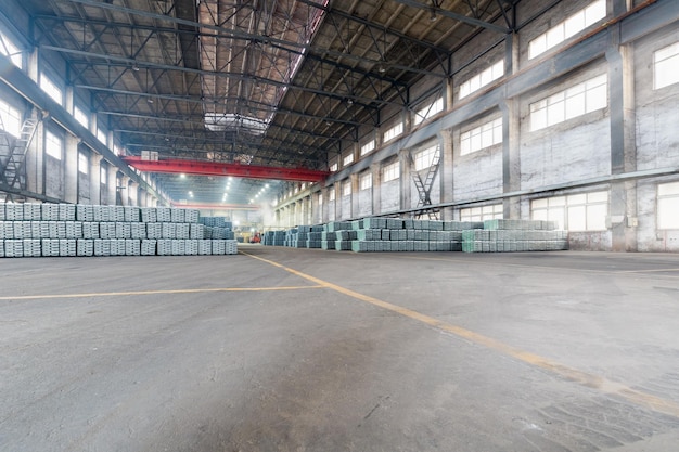 Industrieel pakhuis met enkele loden blokken en oud fabrieksgebouw