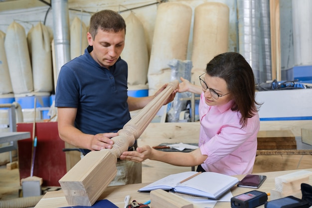 Industrieel timmerwerkplaats, werkende man en vrouw