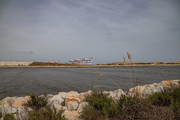 Industrieel uitzicht vanaf Mirador de la Desembocadura, Delta del Llobreat, El Prat, Catalonië, Spanje