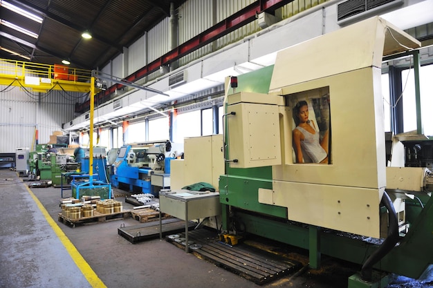 industriefabriek ijzerfabriek staal en machineonderdelen moderne binnenhal voor montage