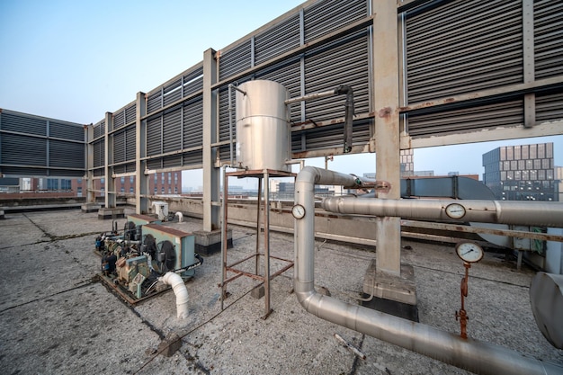Industriële apparatuur op daken met leidingen