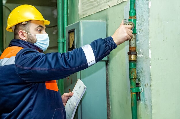 industriële arbeider in de geheime fabriek arbeider op het werk arbeider in de werkruimte