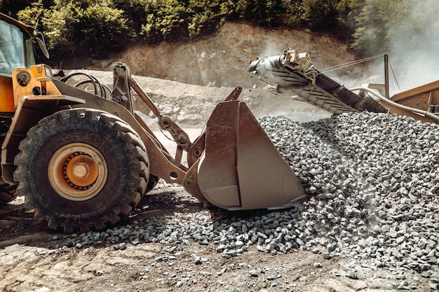 Industriële backhoe graafmachine en wiellader werken op de bouwplaats