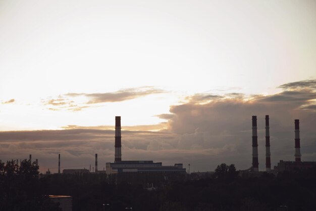 Industriële bakstenen schoorstenen tegen getextureerde avondrood