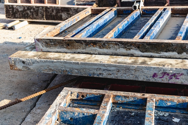 Industriële bekisting voor betonnen funderingen. Bouwplaats. Bouwuitrusting. Monolithisch werk met gewapend beton.