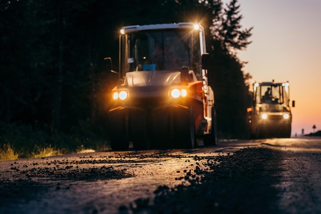 Industriële bestratingsvrachtwagen legt vers asfalt op bouwplaats Wegendienst repareert de hig