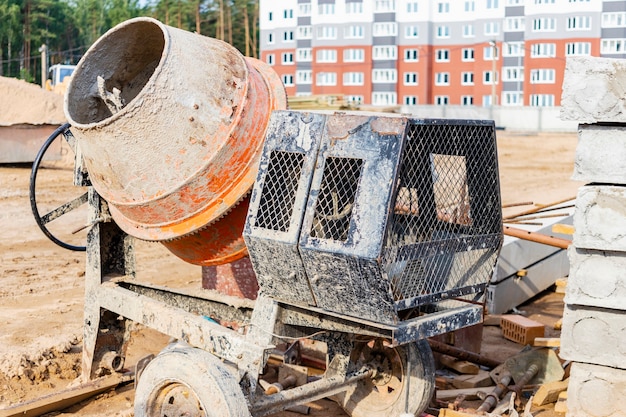 Industriële betonmixer op een bouwplaats. Voorbereiding van beton en mortel.