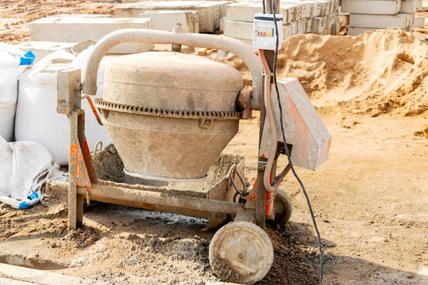 Foto industriële betonmixer op een bouwplaats. voorbereiding van beton en mortel.