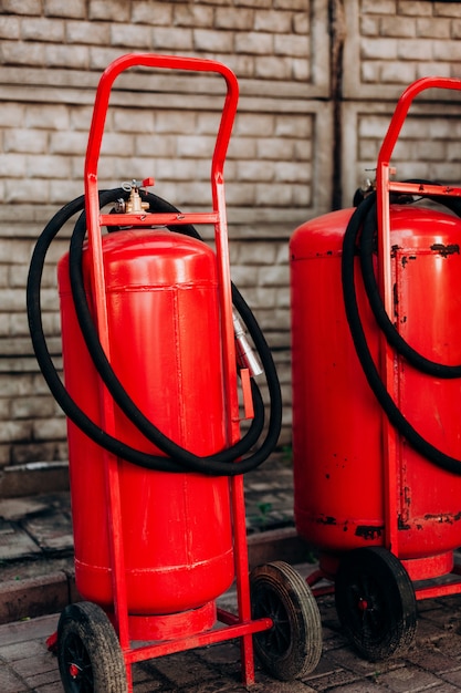 Foto industriële brandblusser rode grote loopwielen