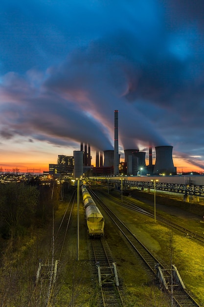 Industriële bruinkoolcentrale bij zonsondergang