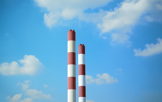 Industriële buizen op de achtergrond van een blauwe lucht