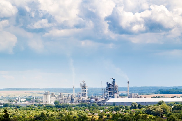 Industriële cementfabriek met hierboven pijpen en gezwollen pijpen