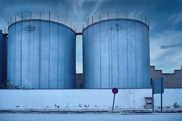 Foto industriële cilindertorentanks in een raffinaderij vanaf het straatbeeld