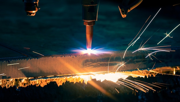 Industriële cnc plasma machine snijden van metalen plaat