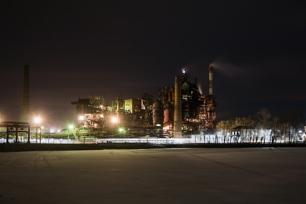 Industriële fabriek in de winternacht