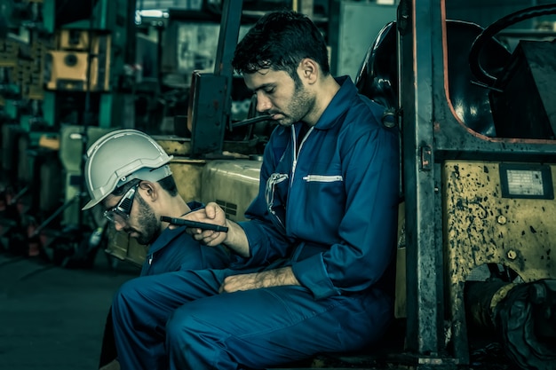 industriële fabrieksmedewerker man met smartphone