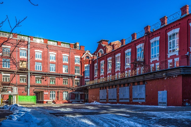 Industriële gebouwen van een oude rode bakstenen fabriek in Moskou